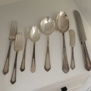 99 pc Super Plate Holmes & Edwards inlaid Silver Flatware Set. Original box